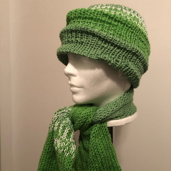 Knitted hats & scarf 🧣. - Picture 8 of 8